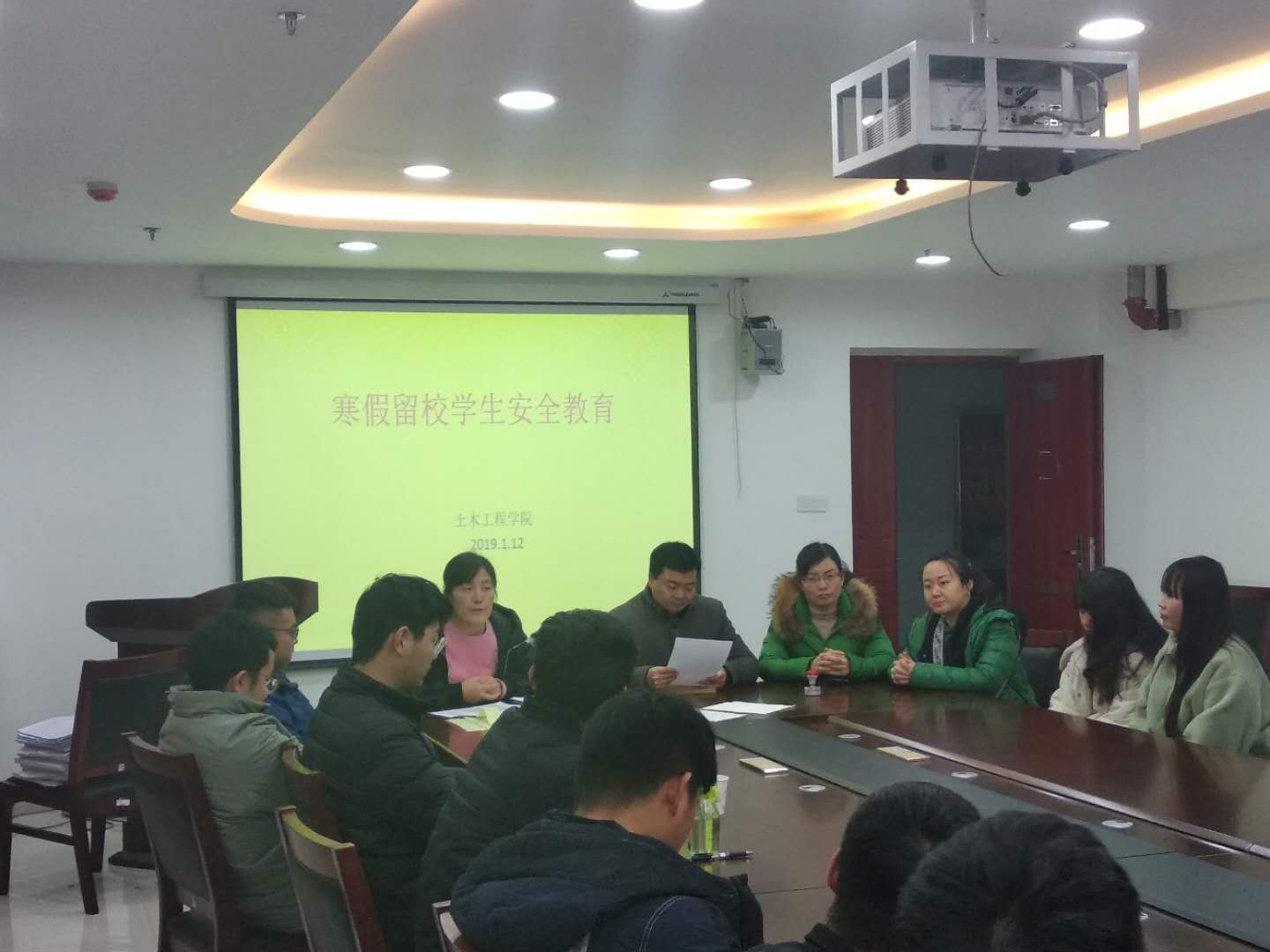 王运涛副书记给学生做安全教育