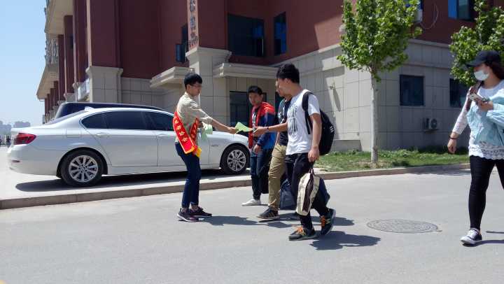 发放文明旅游倡议书
